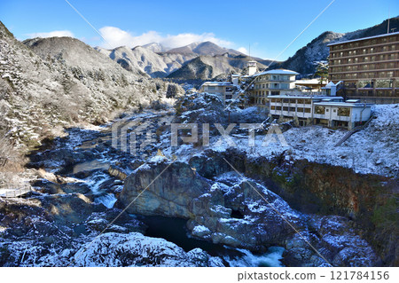 栃木縣日光市冬季白雪皚皚的鬼怒川溫泉 栃木縣日光市冬季白雪皚皚的鬼怒川溫泉 121784156