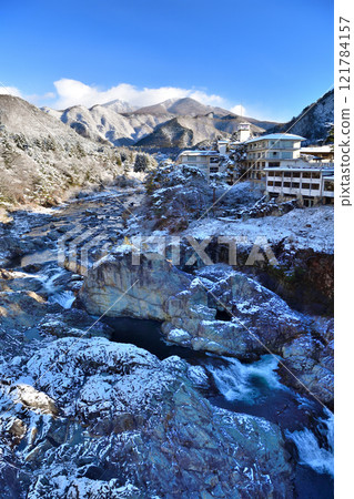栃木縣日光市冬季白雪皚皚的鬼怒川溫泉 栃木縣日光市冬季白雪皚皚的鬼怒川溫泉 121784157