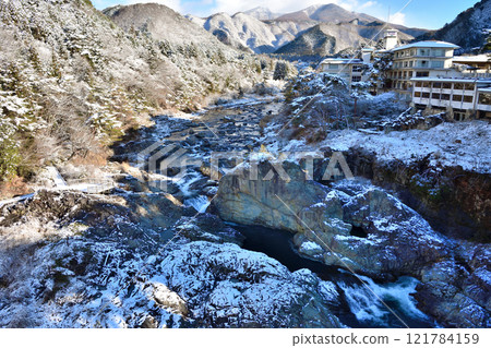 栃木縣日光市冬季白雪皚皚的鬼怒川溫泉 121784159