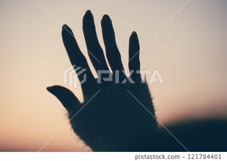 手掌放在手掌上 121784401