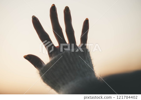 手掌放在手掌上 121784402