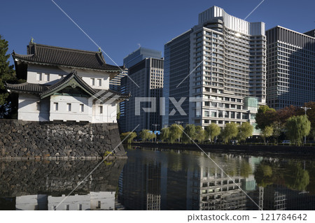 Imperial Palace and Gardens in central Tokyo, Japan. 121784642
