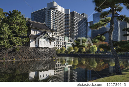 Imperial Palace and Gardens in central Tokyo, Japan. 121784643