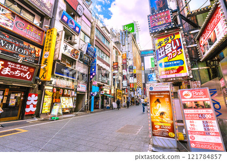 日本一月的東京城市景觀。新宿歌舞伎町等地區的景色。新時代吉祥如意=2020年1月8日 日本一月的東京城市景觀。新宿歌舞伎町等地區的景色。新時代吉祥如意=2020年1月8日 121784857