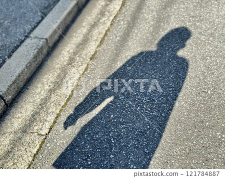 一位老婦人走在路上的影子 一位老婦人走在路上的影子 121784887