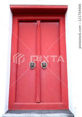 Ancient door knob on retro style wood closed door. 121784906