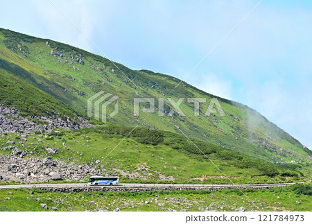 貫穿立山黑部阿爾卑斯山路線美景的巴士 121784973