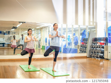 在體育俱樂部為瑜伽工作的女性 在體育俱樂部為瑜伽工作的女性 121785048