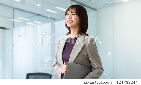 帶筆記型電腦的微笑的女人/女商人 121785244