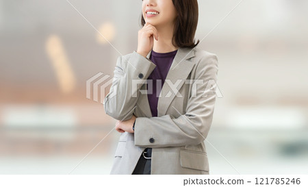 微笑思考的女人/女商人 121785246