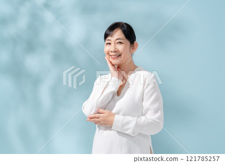 美麗的陽光透過樹木過濾 資深婦女 121785257