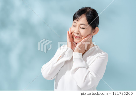 美麗的陽光透過樹木過濾 資深婦女 121785260