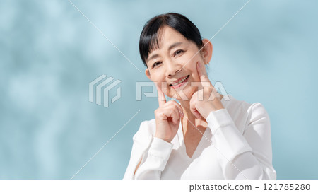 美麗的陽光透過樹木過濾 資深婦女 121785280