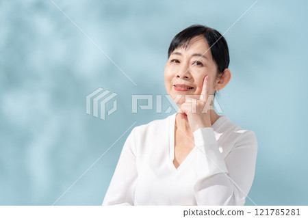 美麗的陽光透過樹木過濾 資深婦女 121785281