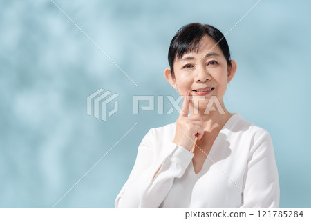 美麗的陽光透過樹木過濾 資深婦女 121785284