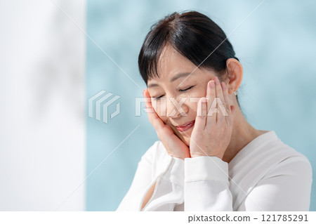 美麗的陽光透過樹木過濾 資深婦女 121785291