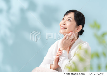 美麗的陽光透過樹木過濾 資深婦女 121785295