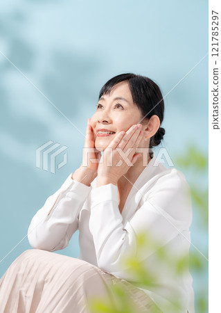 美麗的陽光透過樹木過濾 資深婦女 121785297