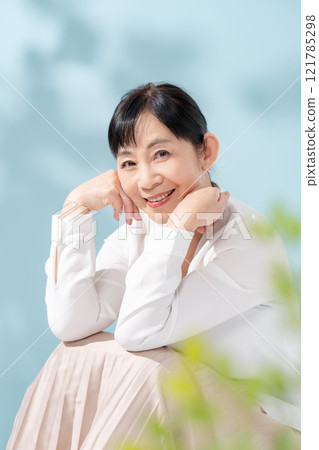 美麗的陽光透過樹木過濾 資深婦女 121785298
