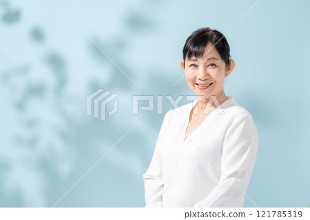 美麗的陽光透過樹木過濾 資深婦女 121785319