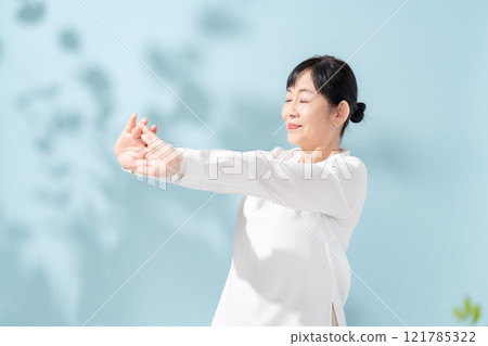 美麗的陽光透過樹葉過濾高級女性的成長 121785322