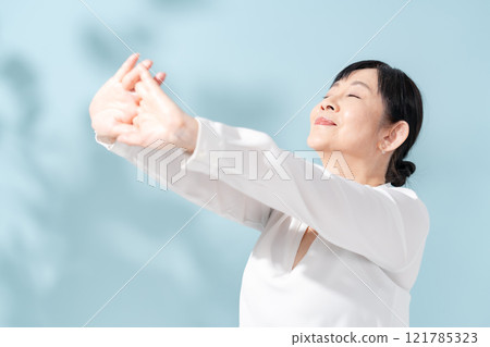 美麗的陽光透過樹葉過濾高級女性的成長 121785323