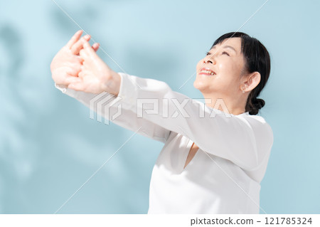 美麗的陽光透過樹葉過濾高級女性的成長 121785324