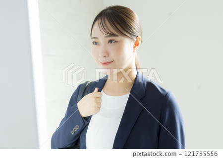 照鏡子的女商人 121785556