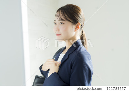 照鏡子的女商人 121785557