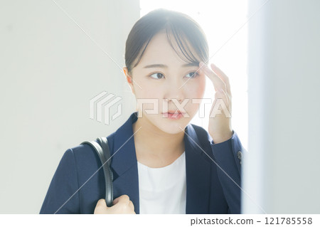 照鏡子的女商人 121785558