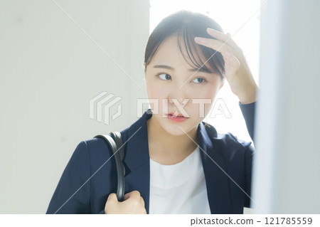 照鏡子的女商人 121785559