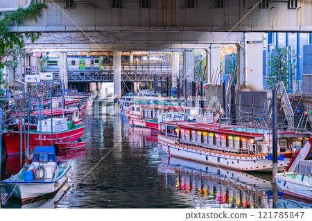 [Tokyo] A scene where the past and present intersect: houseboats, railways, and elevated roads 121785847