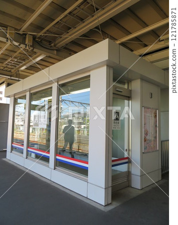 waiting room 121785871