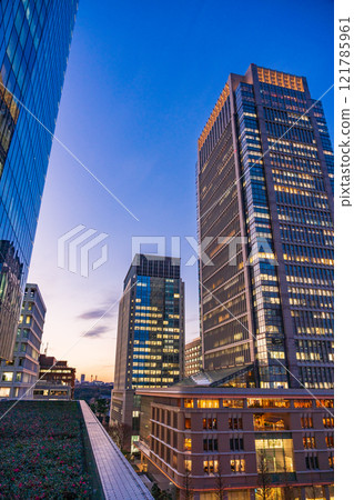 [Tokyo] Twilight on Gyoko-dori Street on the Marunouchi side 121785961