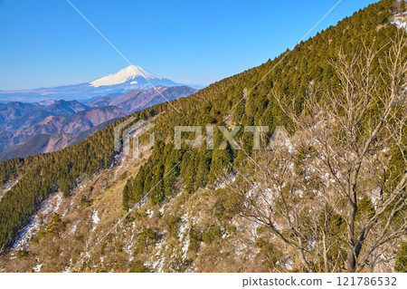從神奈川縣秦野市丹澤市二能山山頂眺望冬季的富士山 從神奈川縣秦野市丹澤市二能山山頂眺望冬季的富士山 121786532