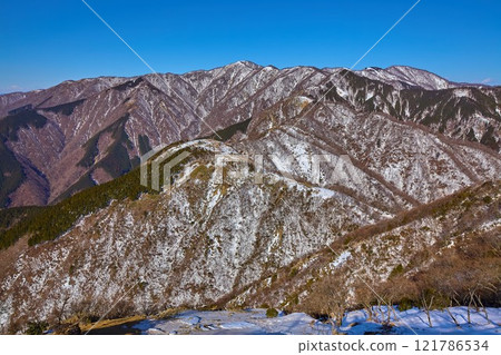 從神奈川縣秦野市丹澤市山能登山西北側眺望冬季的景色(遠野岳、魚子岳、烏尾山、新大日等) 從神奈川縣秦野市丹澤市山能登山西北側眺望冬季的景色(遠野岳、魚子岳、烏尾山、新大日等) 121786534
