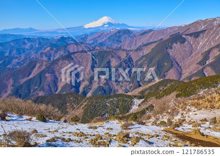 冬季的神奈川縣秦野市丹澤市三能登山山頂向西的富士山和大倉山脊 冬季的神奈川縣秦野市丹澤市三能登山山頂向西的富士山和大倉山脊 121786535