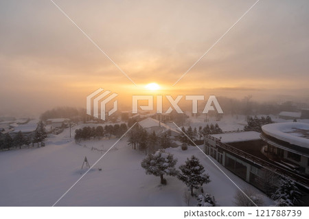 富良野白雪皚皚的清晨陽光 富良野白雪皚皚的清晨陽光 121788739