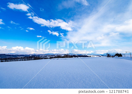 上富良野的雪景 121788741