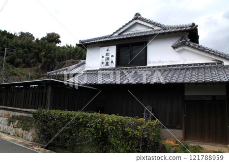 Matsuai, Uki City, Kumamoto Prefecture: Old streetscape of white-walled storehouses Matsuai, Uki City, Kumamoto Prefecture: Old streetscape of white-walled storehouses 121788959