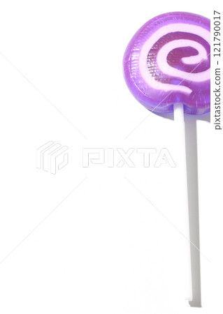 白色背景下拍攝的棒棒糖糖果 121790017