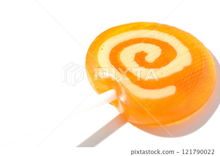 白色背景下拍攝的棒棒糖糖果 121790022