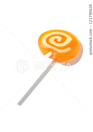 白色背景下拍攝的棒棒糖糖果 121790026