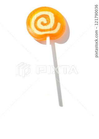 白色背景下拍攝的棒棒糖糖果 121790036