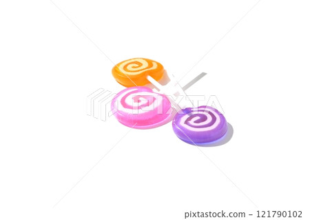 白色背景下拍攝的棒棒糖糖果 121790102