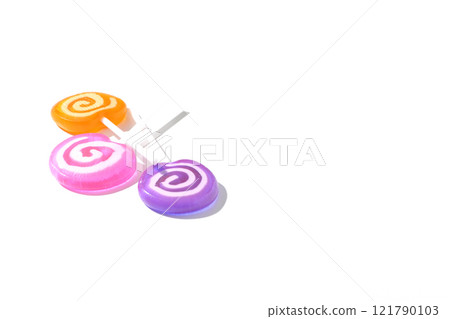 白色背景下拍攝的棒棒糖糖果 121790103