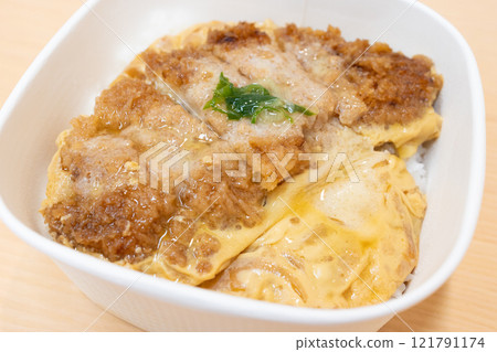 美味的豬排丼便當 美味的豬排丼便當 121791174