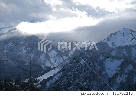 光線透過雪山上方的雲層照射進來 光線透過雪山上方的雲層照射進來 121791216