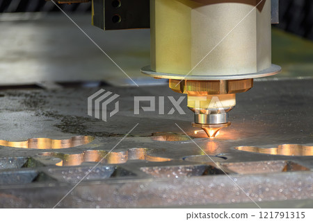 The high power fiber laser cutting machine  cut the high thickness metal plate with the sparkling light. 121791315