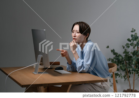 Woman overtime Woman overtime 121792778